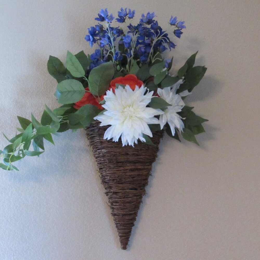 Beautiful Large Grandin Road Exclusive Agostino Hanging Floral Wall Cone Retired